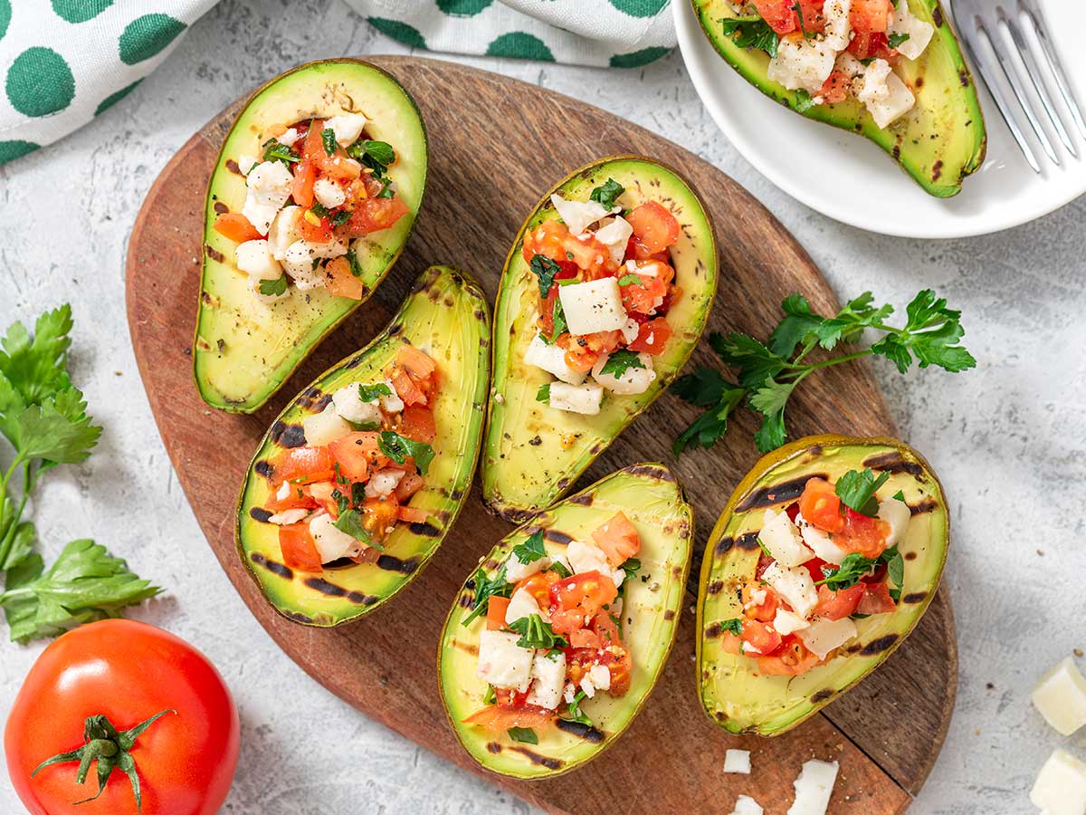 Gegrillte Avocado, Tomate und Feta