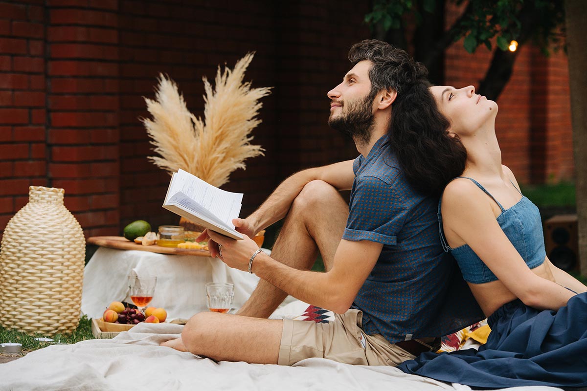 Paar liest zusammen auf Picknick schöne Liebesgedichte