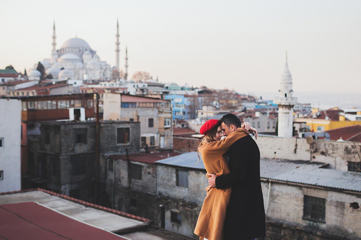 Paar in Istanbul freut sich über türkische Liebessprüche
