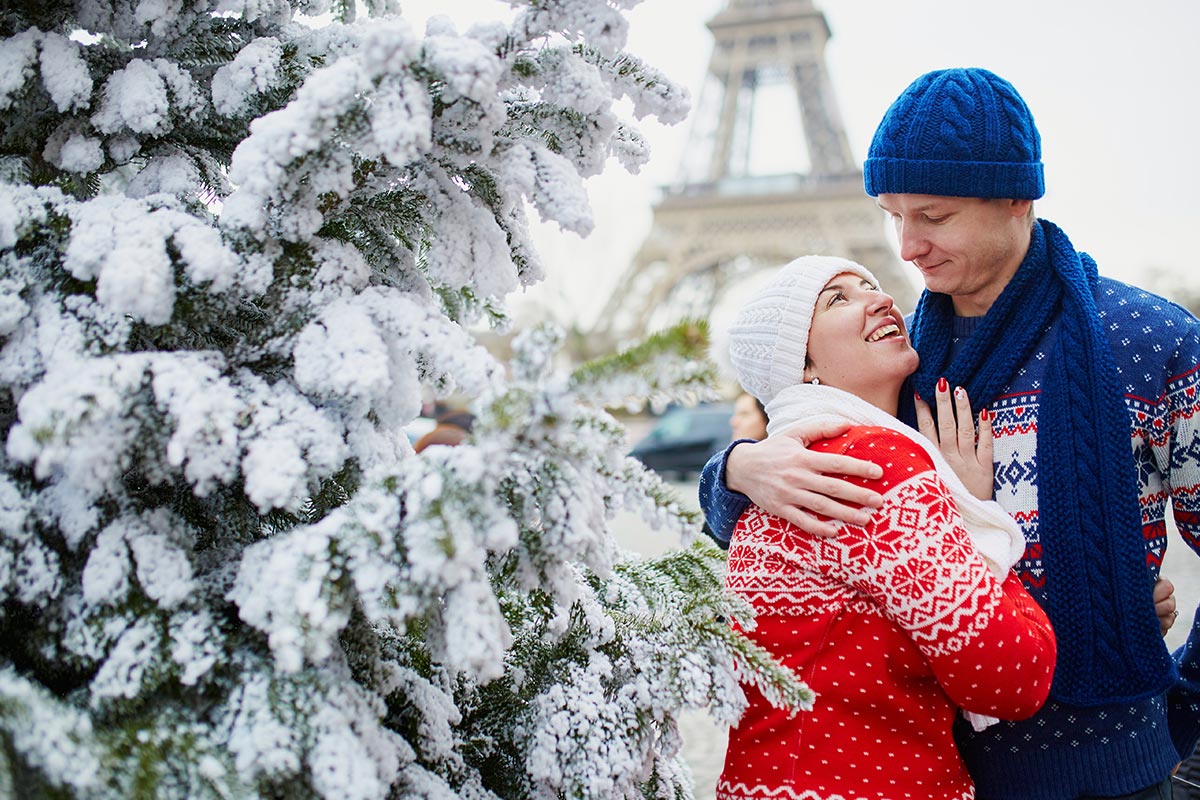 Pärchen vor Weihnachtsbaum und Eifelturm in Paris