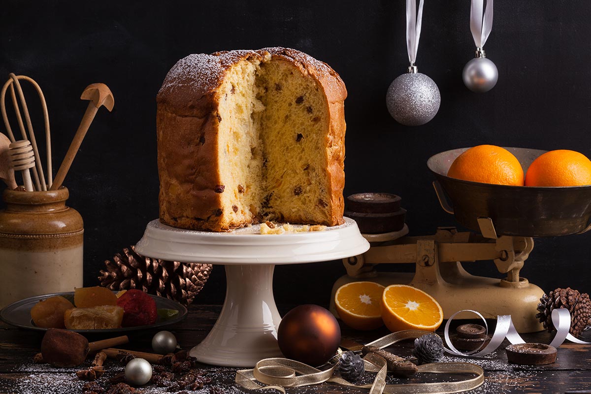 Italienisches Weihnachtsmenü mit Panettone und Weihnachtsgrüßen