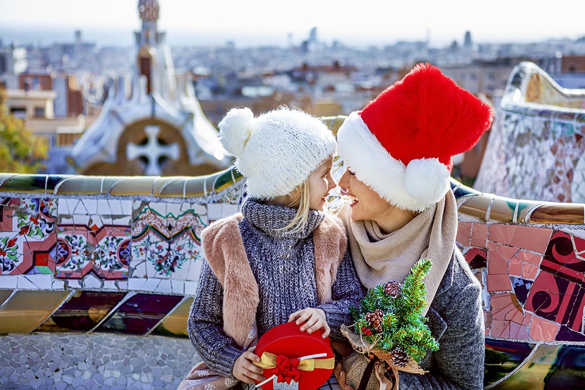 Mutter & Tochter freuen sich über spanische Weihnachtsgrüße in Barcelona