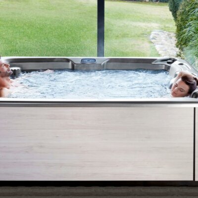 Paar entspannt in eigenem Whirlpool