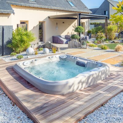 Whirlpool auf Terrasse mit Deko & Möbeln