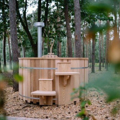 Traditionelles Badefass zwischen Bäumen