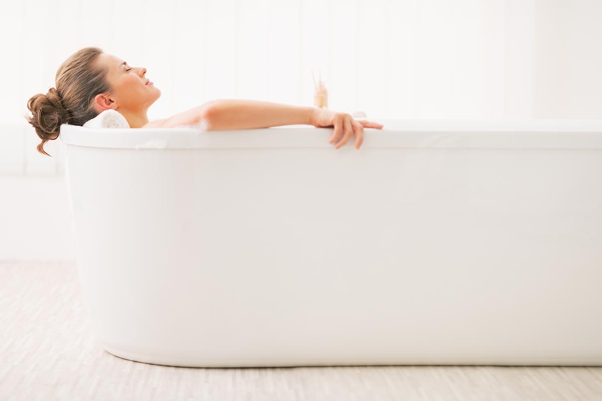Frau entspannt in Badewanne