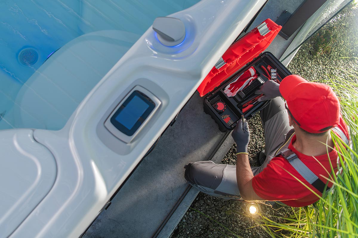 Techniker schließt Whirlpool im Garten an