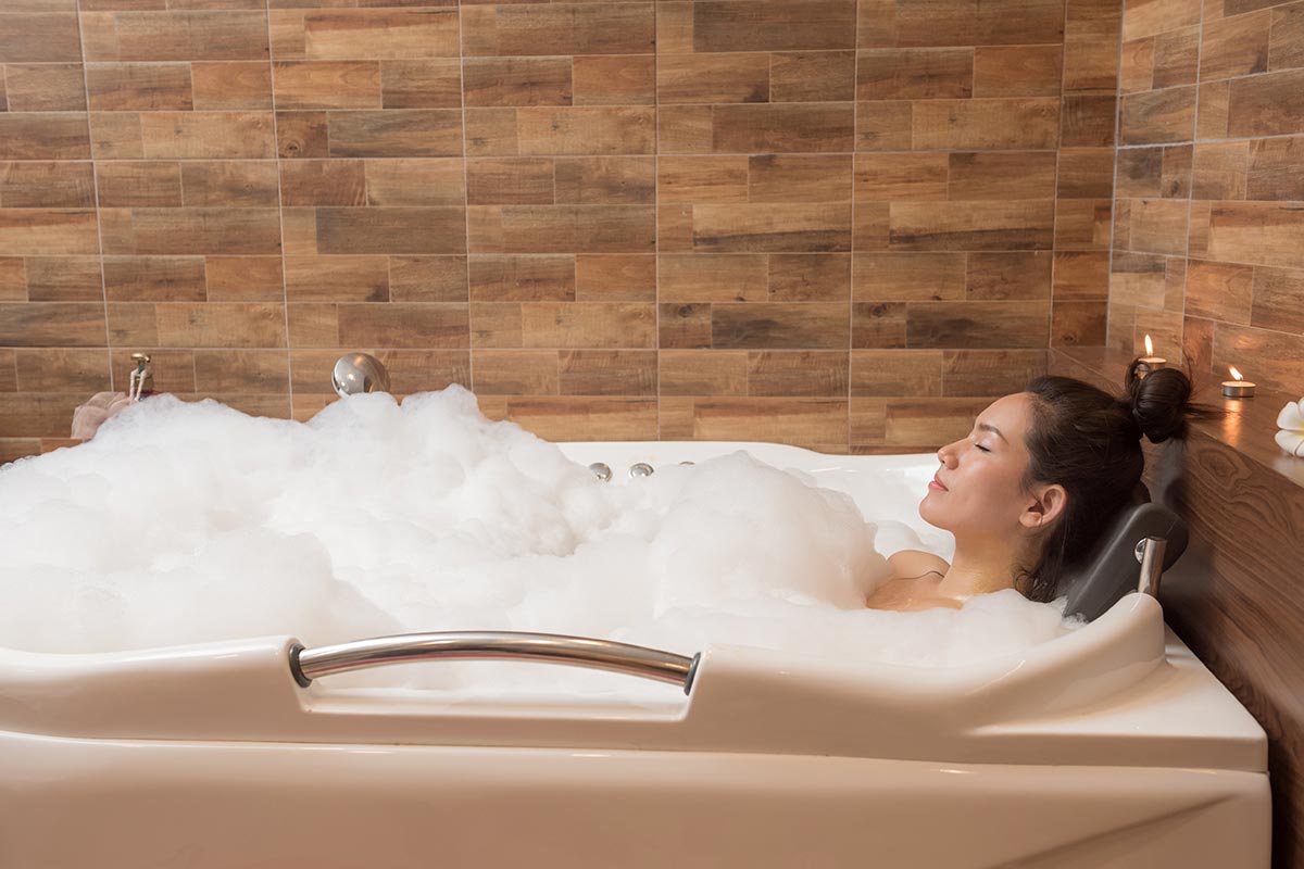 Frau entspannt in Badewanne