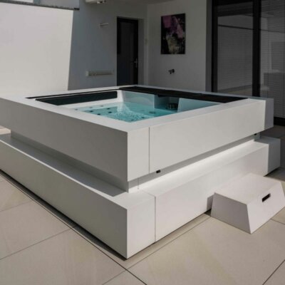 Moderner Whirlpool auf der Terrasse