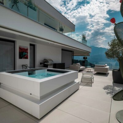 Moderner Whirlpool auf der Dachterrasse einer Villa