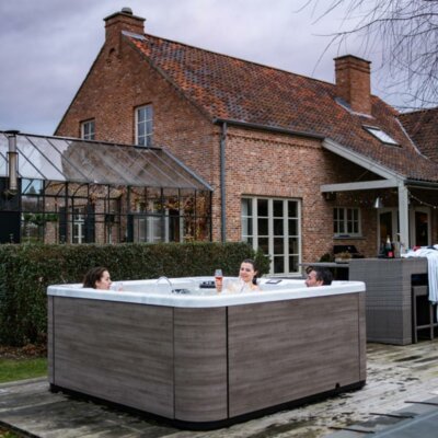 Freunde entspannen in Whirlpool auf Terrasse