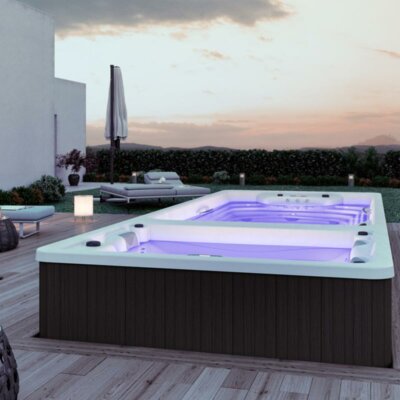 Beleuchteter Swim-Spa auf Terrasse