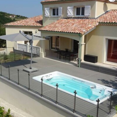 Swim-Spa auf Terrasse einer Villa