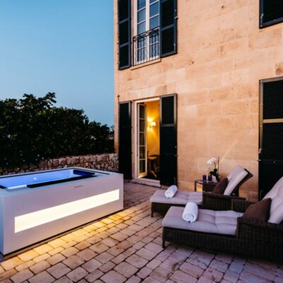 Beleuchteter Whirlpool und Gartenliegen