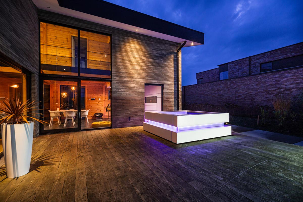 Beleuchteter Whirlpool auf moderner Terrasse