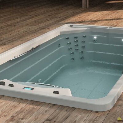 Moderner Whirlpool auf Terrasse