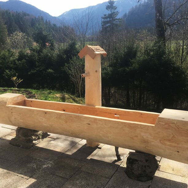 Kunstvoller Alpin Baumstamm Brunnen-Trog aus Holz - Allgu Design - Monte Generoso / 120x120x35cm (HxBxDm)