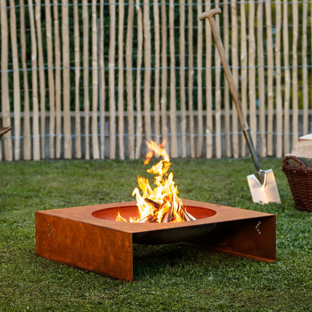 Moderne Feuerstelle aus Stahl für den Garten