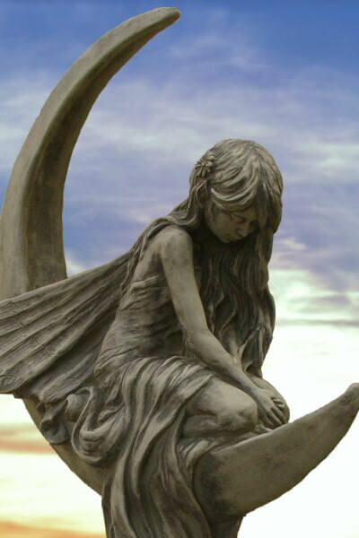 Romantischer Engel aus Stein mit Mondsichel - Marianne