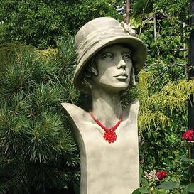 Romantische Garten Steinbste - Frau mit Hut - Grete