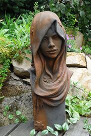 Sch�ne Gartenskulptur - Frauen B�ste aus Stein - Jolanda / Eisenoxid