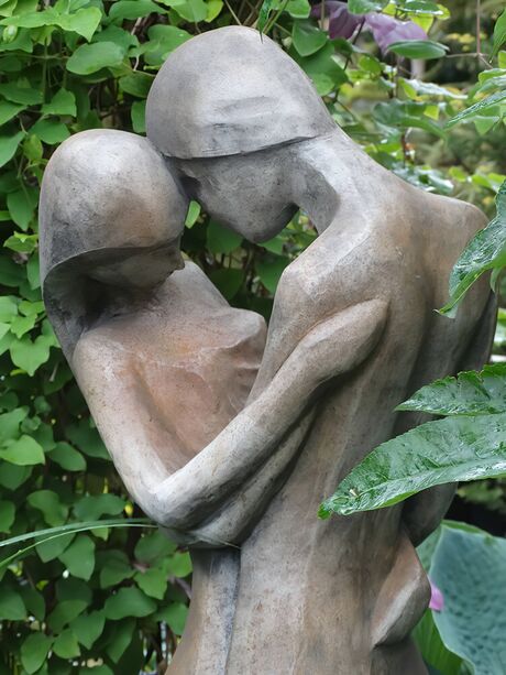 Edle Garten Skulptur aus Stein - Mann und Frau - Carissimi / Rost