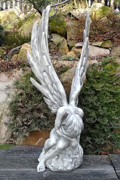 Stilvolle Engel Gartenfigur aus Stein - sitzend - Ambriel / Antikgrau