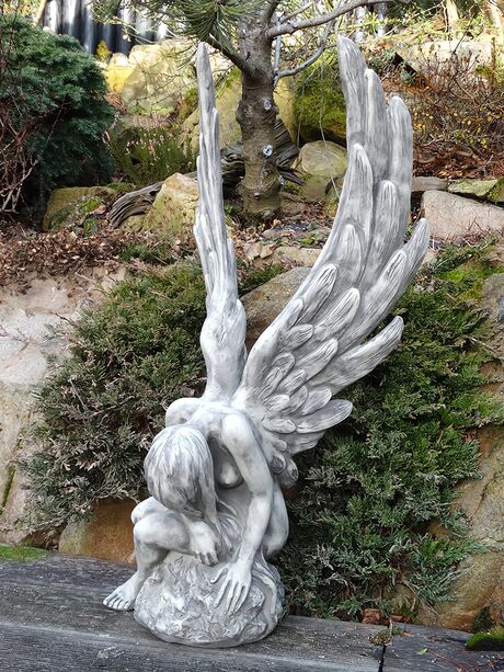Stilvolle Engel Gartenfigur aus Stein - sitzend - Ambriel / Antikgrau