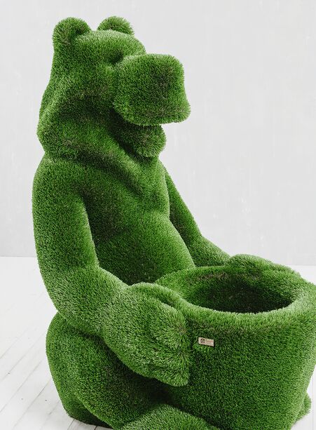Skulptur Bär mit Korb - Glasfaserkunststoff & Kunstrasen - grün - Boog