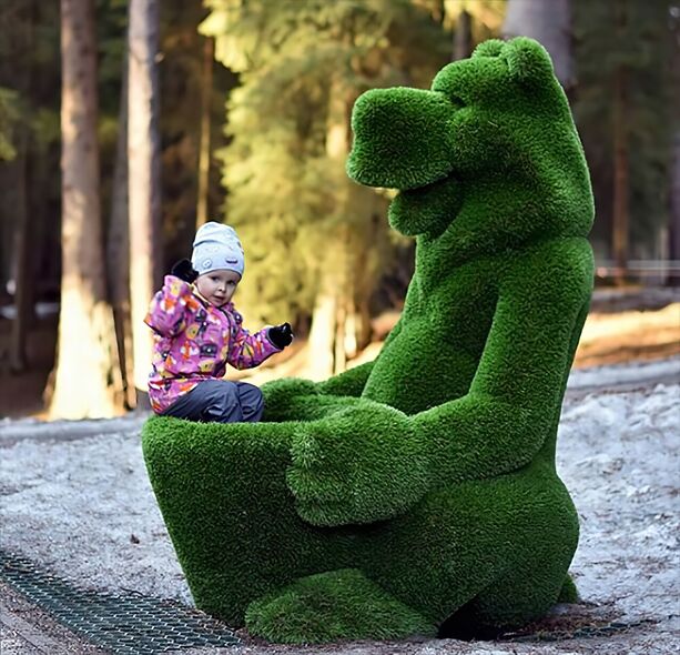 Skulptur Bär mit Korb - Glasfaserkunststoff & Kunstrasen - grün - Boog