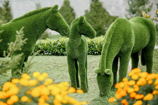 Topiary Gartenfigur Fohlen - GFK & Kunstrasen - grn - Pendo