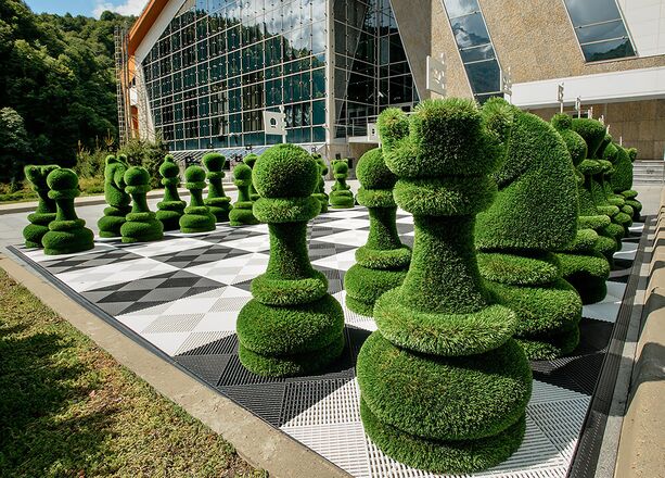 32-teiliges Schachfiguren Set - Topiary - GFK & Kunstrasen - Schach Set