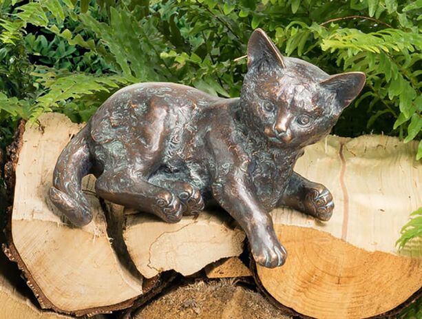 Liegende junge Katze aus Bronzeguss - Jungkatze
