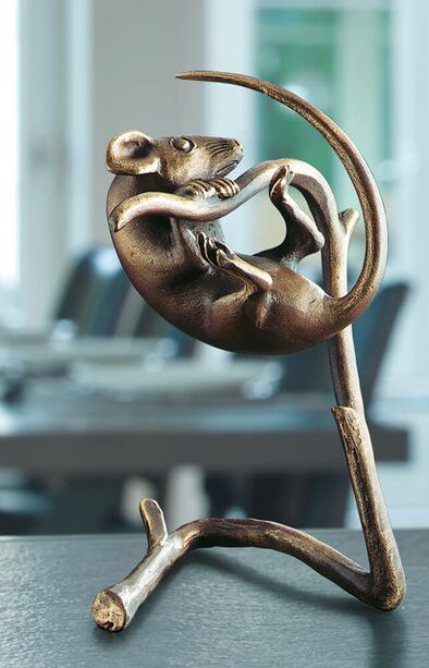 Robuste Bronze Mäuseskulptur für den Garten - Maus mit Zweig