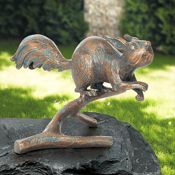 Garten Bronzefigur Hörnchen sitzt auf Ast - Eichhörnchen