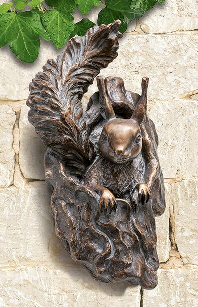 Wand Bronzeskulptur Eichhörnchen mit Kobel - Hörnchen mit Nest