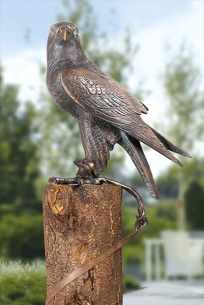 Garten Bronze Vogelfigur mit Lederband - Falke mit Band