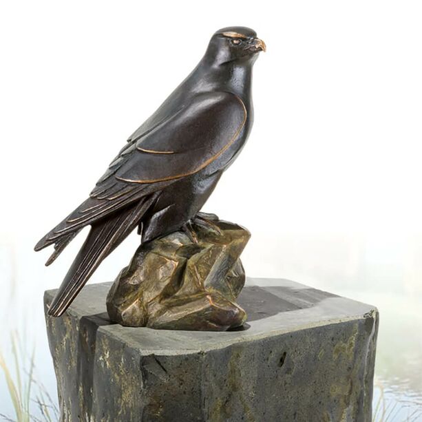 Weiblicher Falke aus Bronze als Gartenfigur - Gerfalke