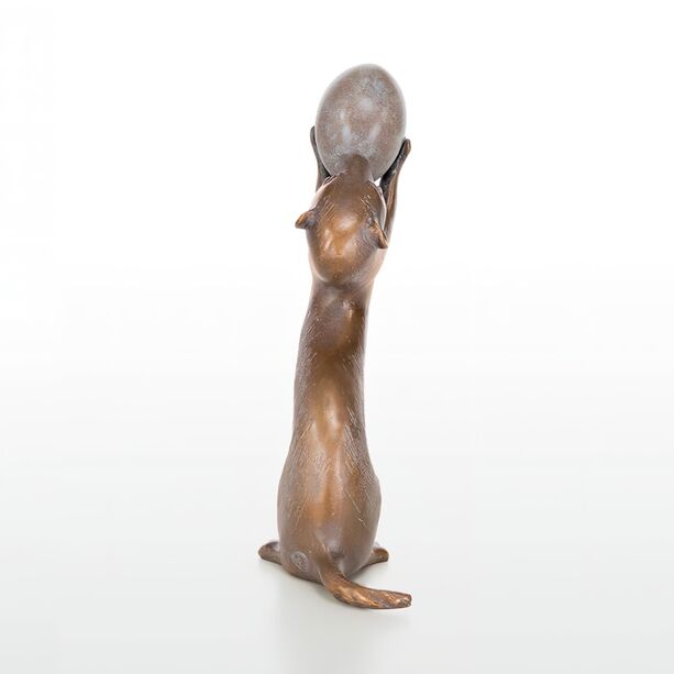 Wiesel Bronze Tierfigur für den Garten - Wiesel mit Ei