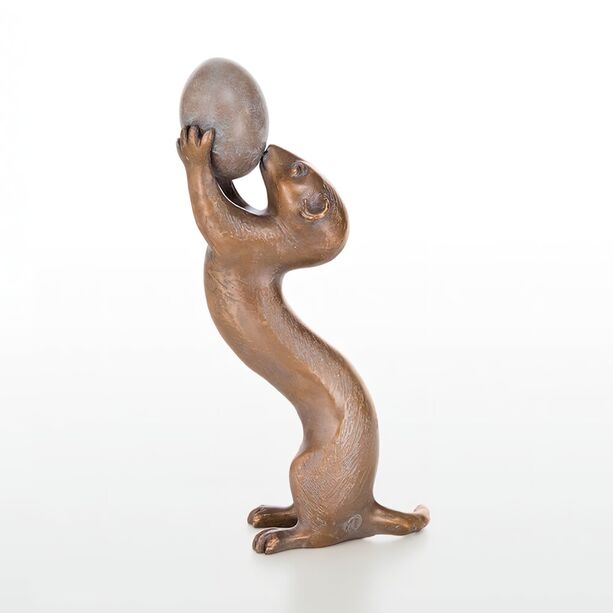 Wiesel Bronze Tierfigur für den Garten - Wiesel mit Ei