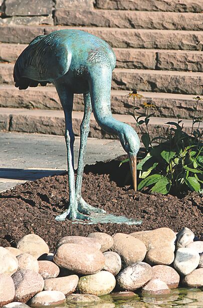 Gartenfigur Bronze Kranich mit grner Patina - Kranich fressend