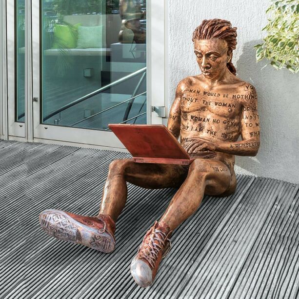 Sitzender Mann mit Laptop - limitierte Bronzeskulptur - Online Romance Man