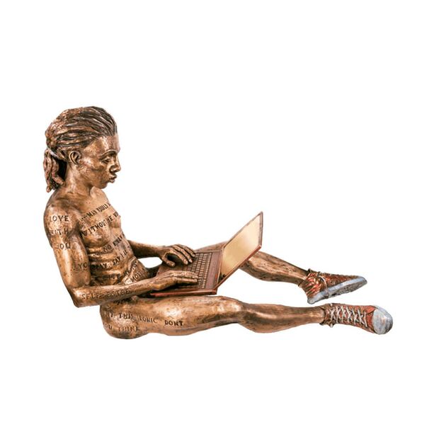Sitzender Mann mit Laptop - limitierte Bronzeskulptur - Online Romance Man