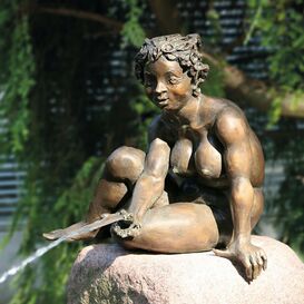 Bronze Aktfigur Mdchen mit Frosch Wasserspeier - Mdchen...