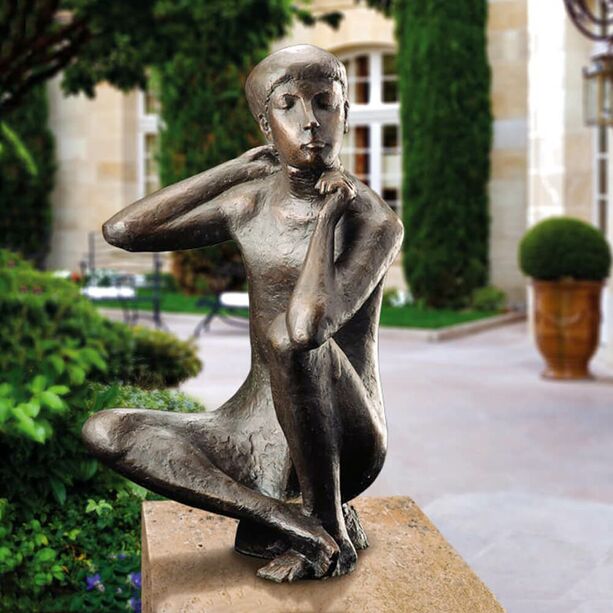 Männerstatue aus Bronze aus limitierter Künstleredition - Sitzender Junge
