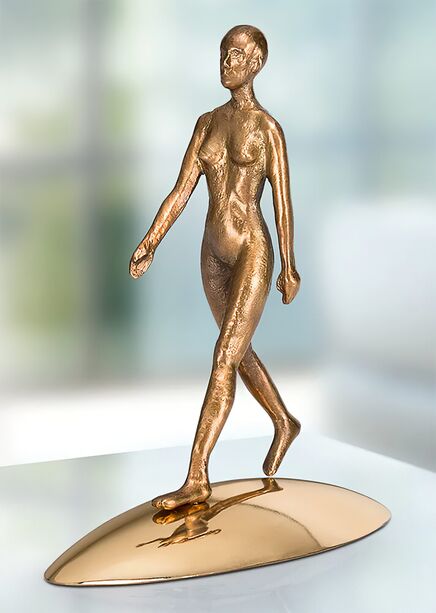 Goldene Frauen Bronzeskulptur - limitiertes Design - Reflection of Being (Her)