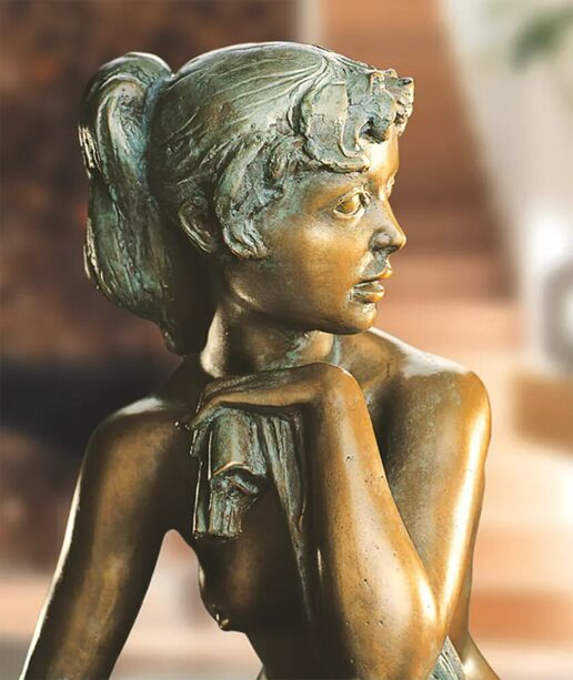 Limitierte Frauenskulptur sitzend mit Tuch - Bronze - Ich lausche den Vgeln