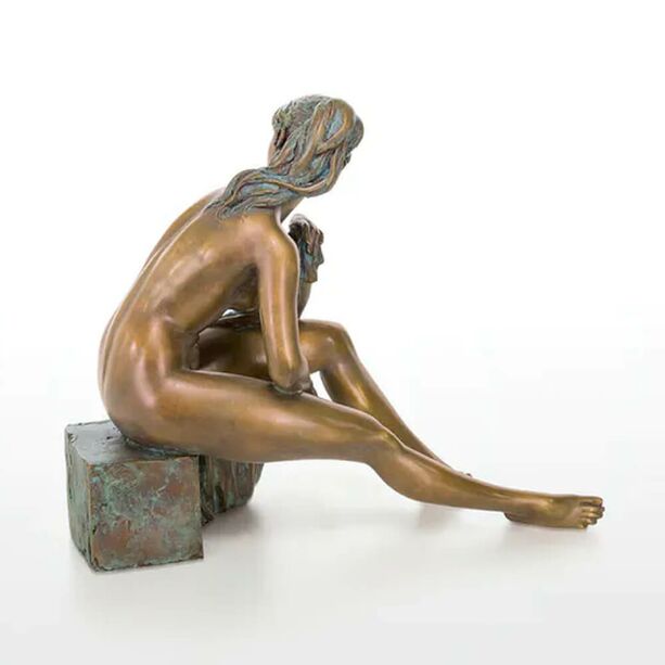 Limitierte Frauenskulptur sitzend mit Tuch - Bronze - Ich lausche den Vgeln