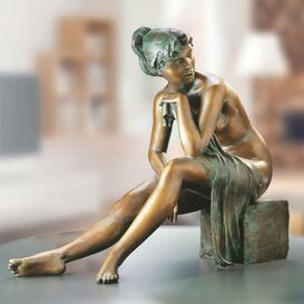 Limitierte Frauenskulptur sitzend mit Tuch - Bronze - Ich...
