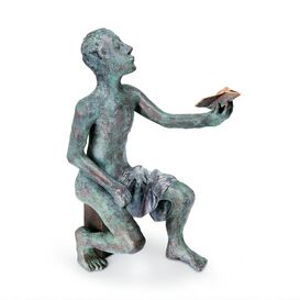 Sitzende Bronze Mannfigur mit Papierflugzeug - limitiert...